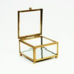 Szklana szkatułka na obrączki w złotej ramie w stylu vintage