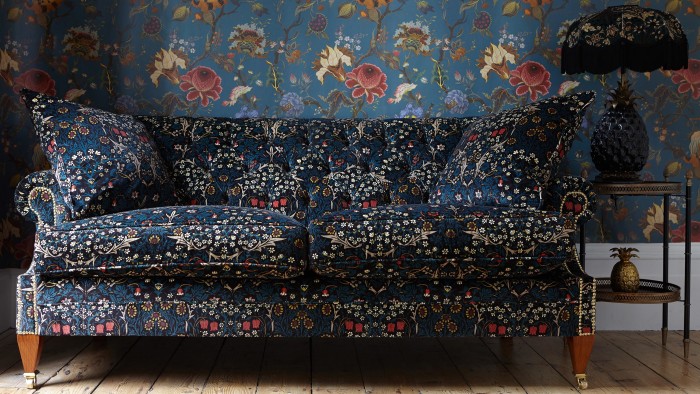 Sofa kwiecista wzory william morris