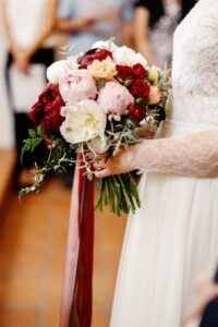 Bukiet ślubny z piwoniami w stylu vintage Marsala