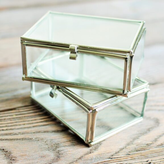 Szklane pudełka w srebrnych ramkach na biżuterię obrączki ślubne