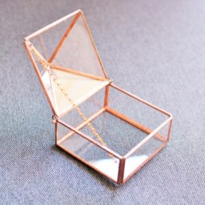 pudełko szklane , miedziana szkatułka na obrączki w kształcie piramidki