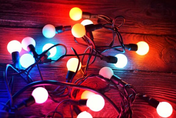 Kolorowe, tęczowe lampki świąteczne migające z ogumowanym kablem na zewnątrz