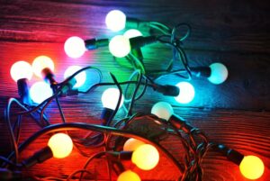 Kolorowe, tęczowe lampki świąteczne migające z ogumowanym kablem na zewnątrz