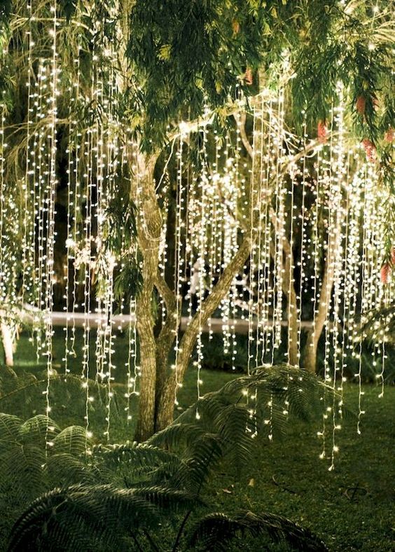 zwisające lampki LED świąteczne z kkonarów drzew