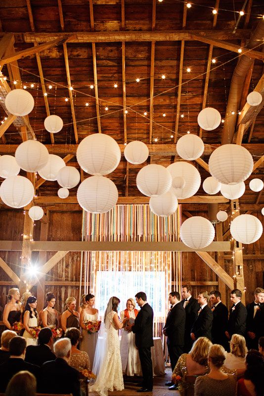 papierowe lampiony i girandy żarówkoew LED na weselu