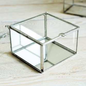 szklana szkatułka na obrączki w kolorze srebrnym