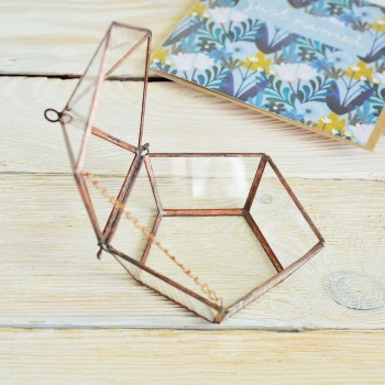 Pudełko szklane w kształcie diamentu w miedzianej ramce