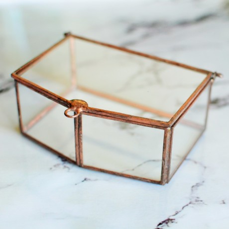 Szklana szkatułka lub pudełko na obrączki i biżuterię w kształcie pięcioboku w kolorze miedzianym