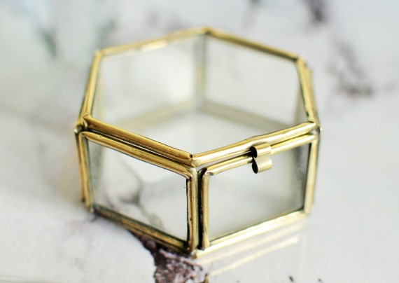 szkatułka złota na obrączki vintage w kształcie sześcioboku
